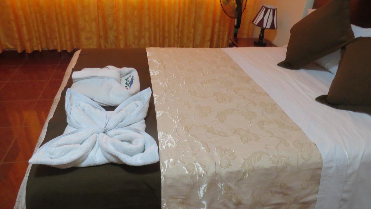 Victtorios Hotel Satipo Exteriör bild